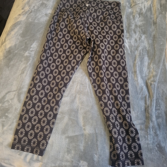 Lululemon wunder under Capri - Picture 1 of 3